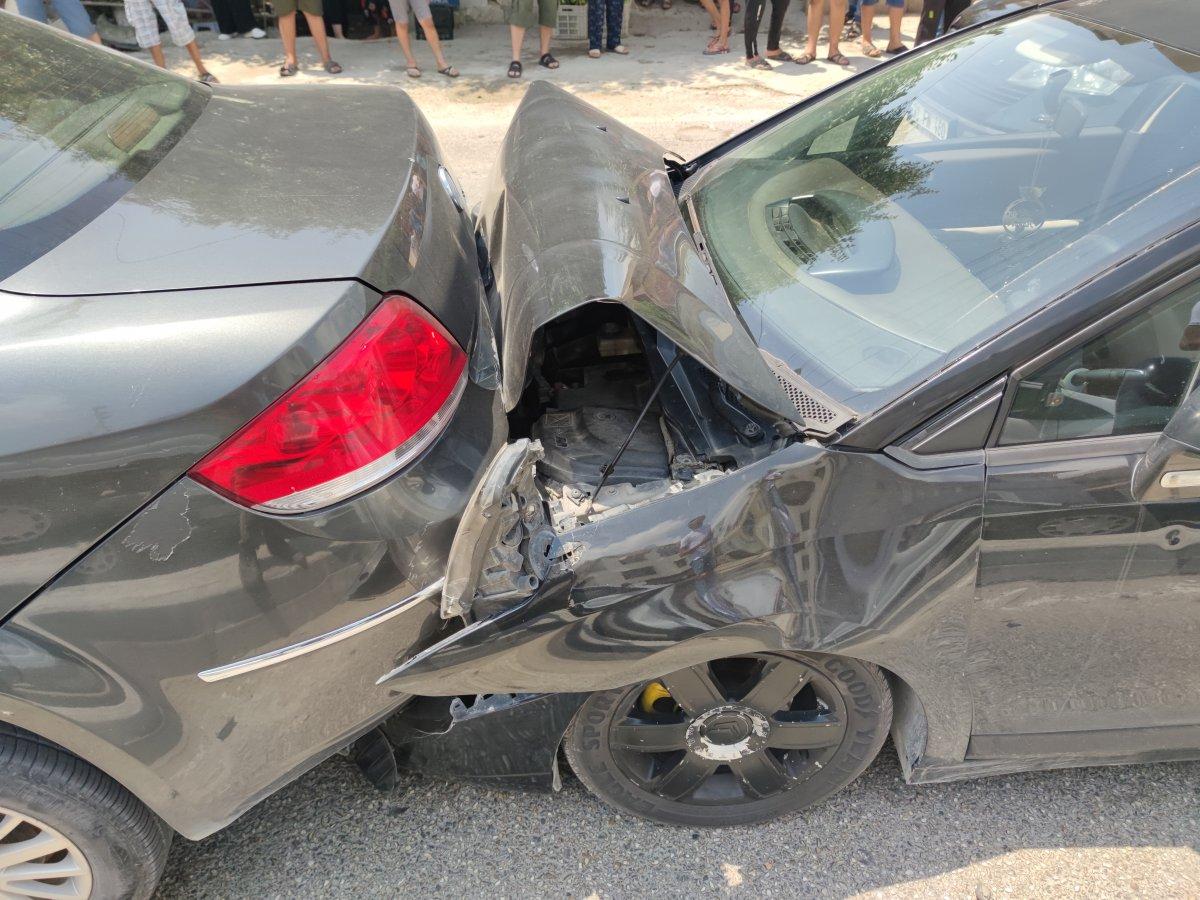 Hatay’da zincirleme kaza:4 araç birbirine girdi