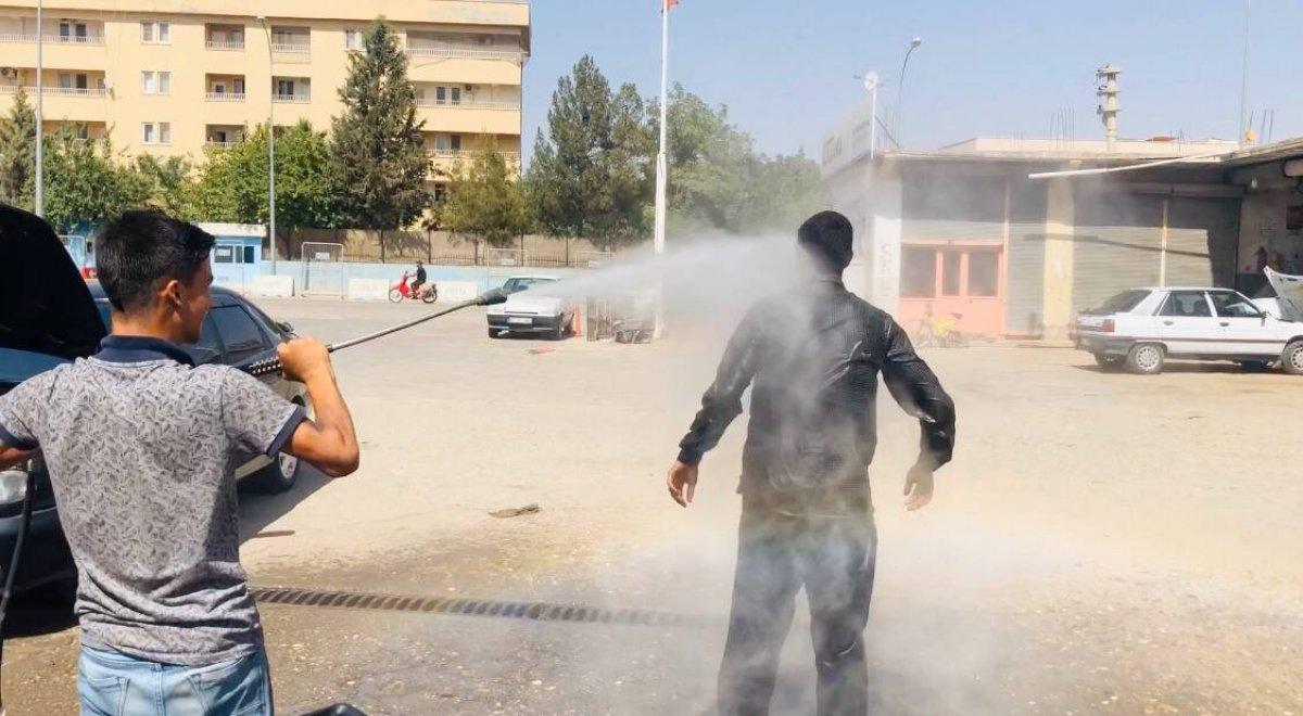 Şanlıurfa'da sıcaktan bunalan vatandaşlardan şaşırtan manzaralar