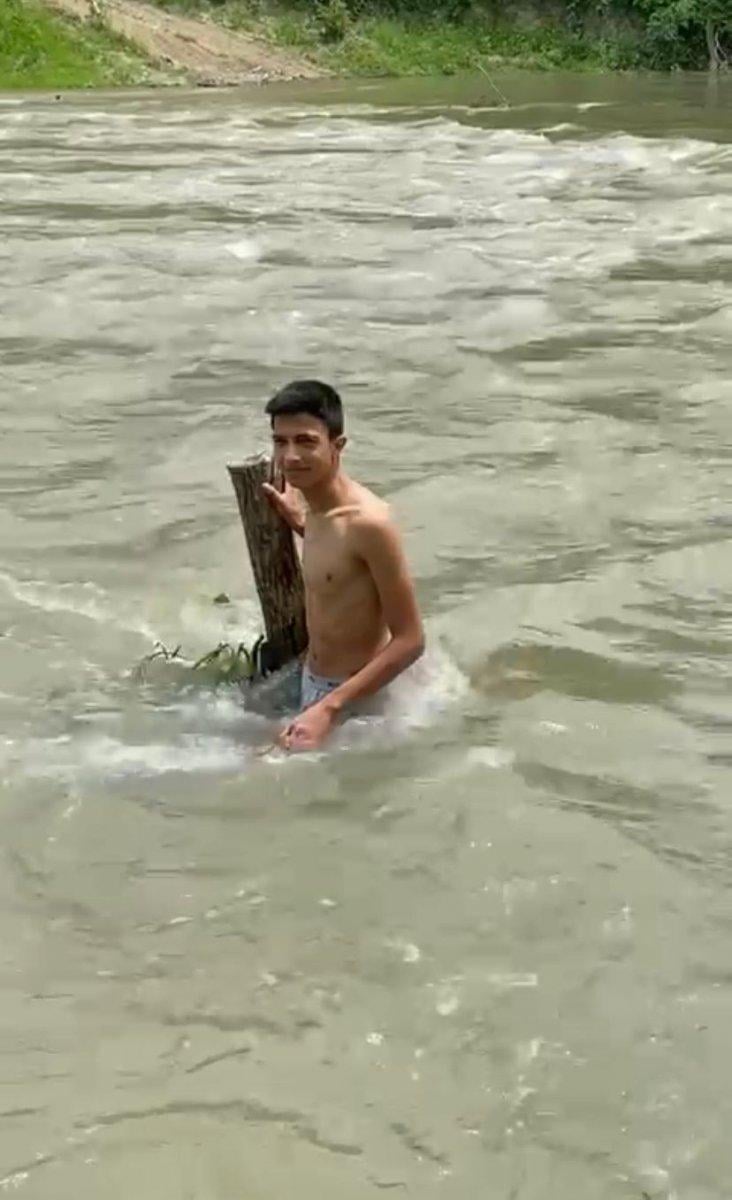 Sakarya'da arkadaşlarından helallik isteyerek girdiği nehirde kayboldu