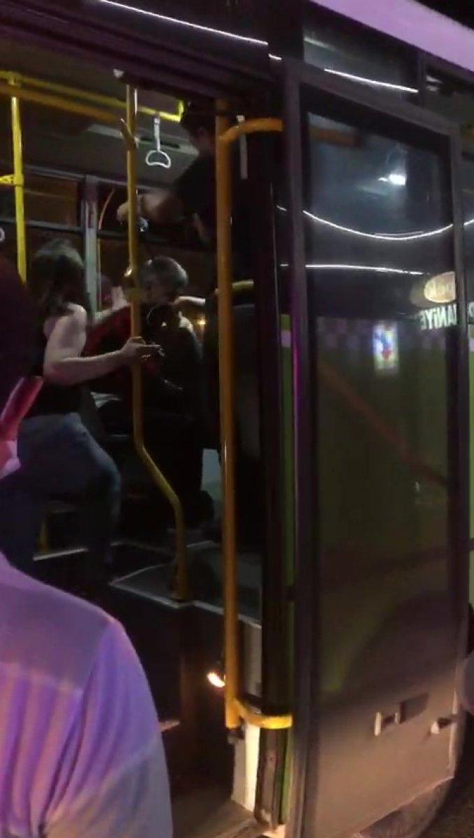 Kocaeli’de kadınlar, kendilerini taciz eden alkollü şahsı dövdü