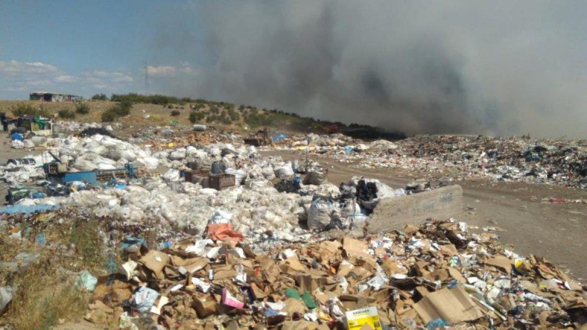 Çanakkale'de çöplükte çıkan yangına müdahale ediliyor