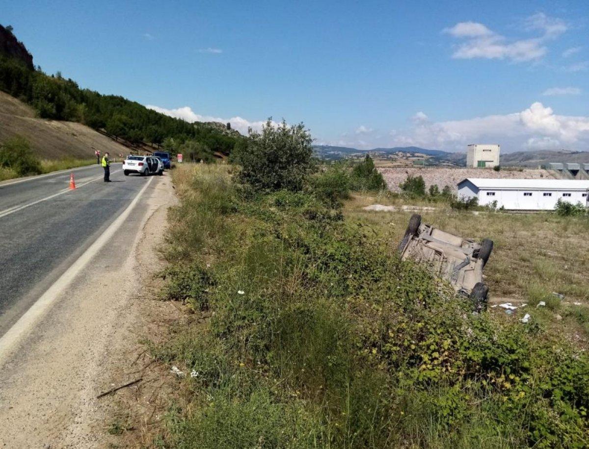 Bursa'da kaza yapan otomobil tarlaya uçtu: 2 yaralı