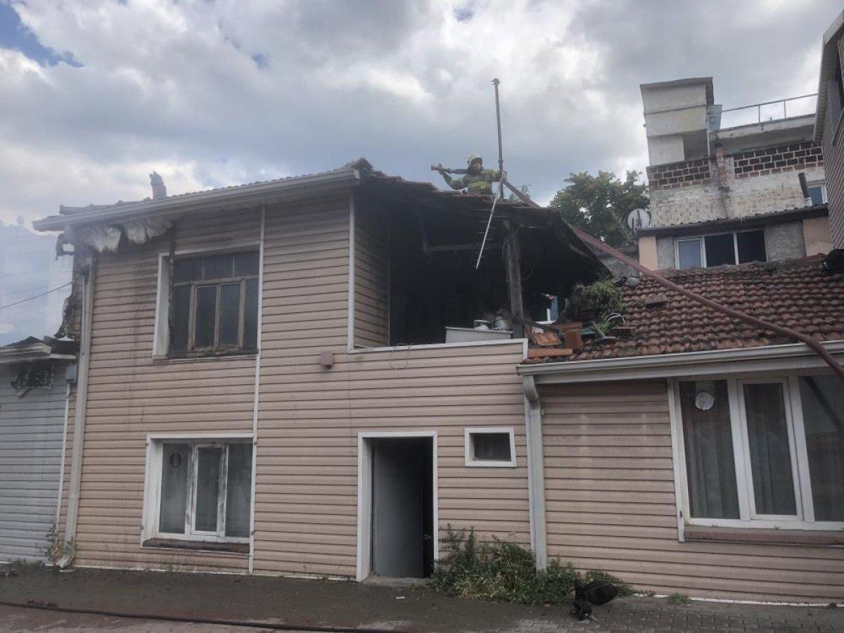 Bursa'da 3 ev yanarak kullanılamaz hale geldi