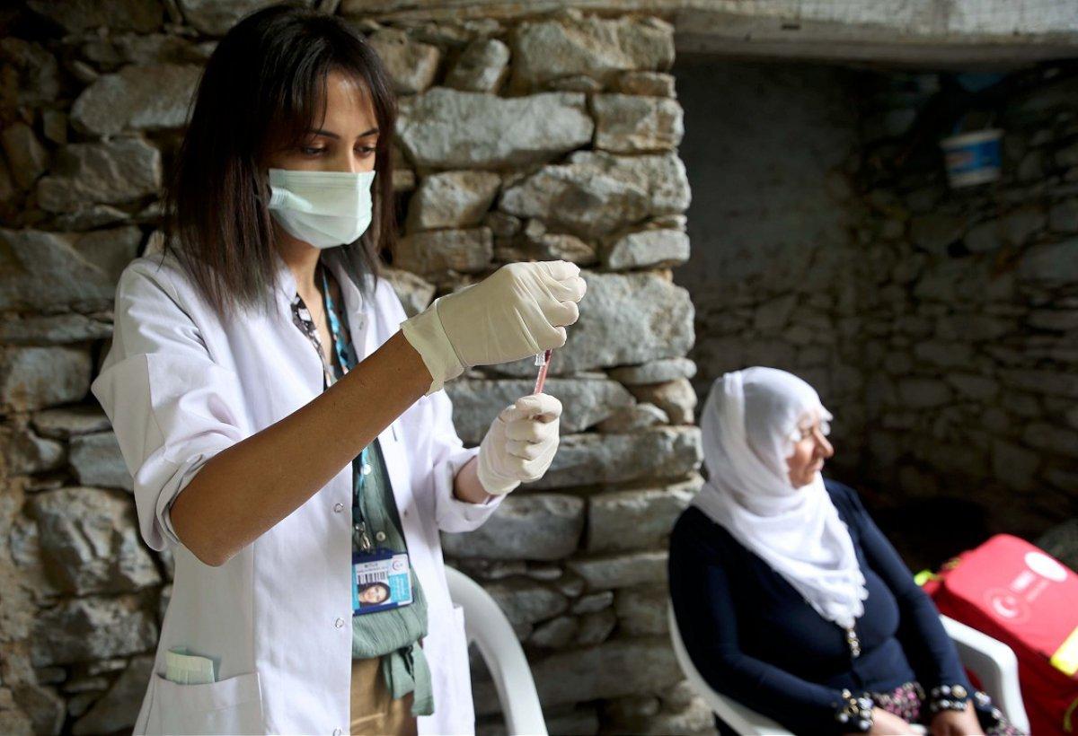 Bitlis'te mobil aşı ekibi köy köy gezerek vatandaşları aşılıyor