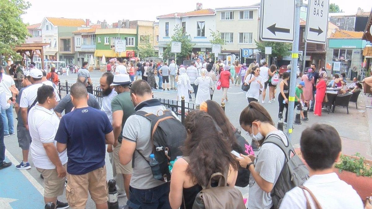 Büyükada’da elektrikli araç kuyruğu