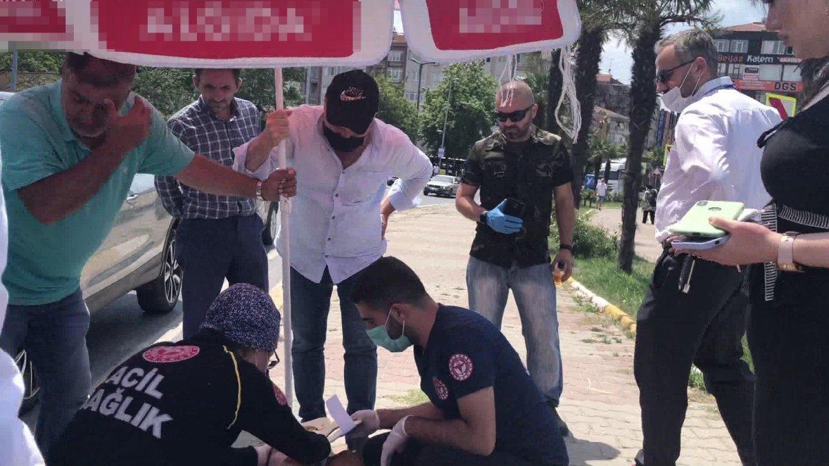 Avcılar’da kadına araba çarptı, seyyar satıcı şemsiye ile gölge yaptı