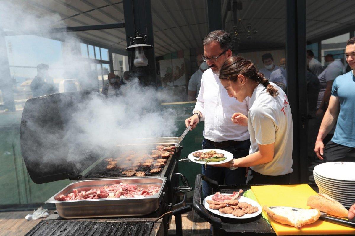 Bakan Kasapoğlu, olimpik sporcularla buluştu
