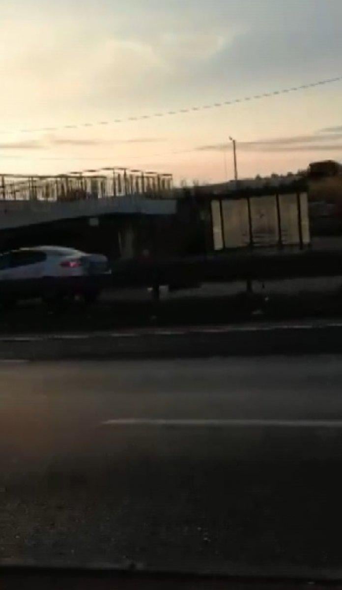 Büyükçekmece’de üst geçidi kullanmayan hemşireye araba çarptı