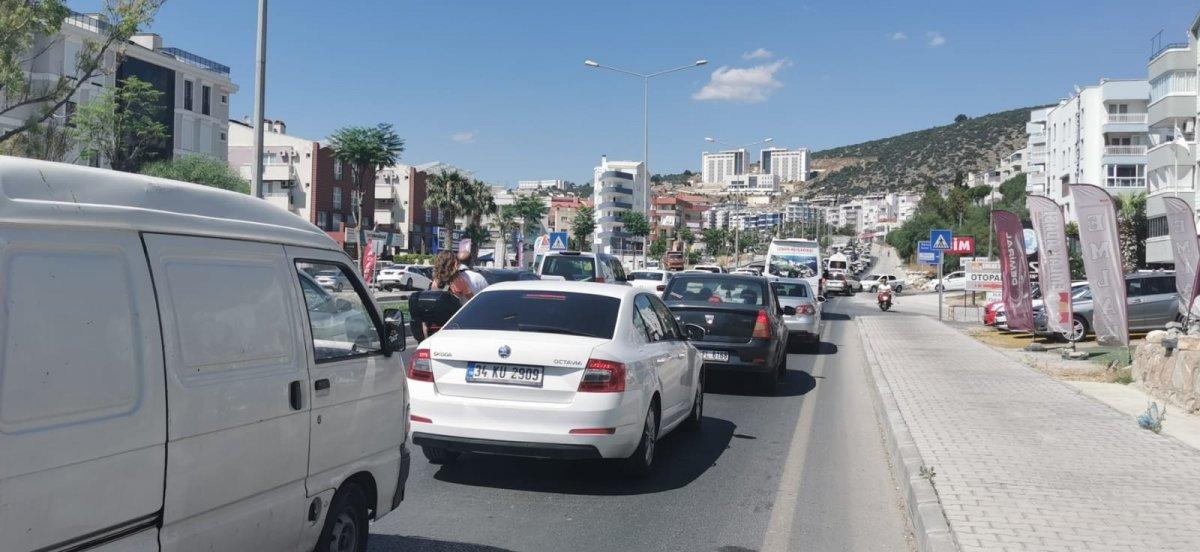 Kuşadası’nda hafta sonu yoğunluğu, yollarda uzun kuyruklar oluştu