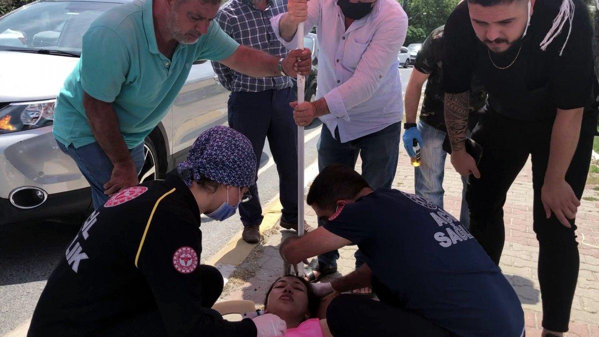 Avcılar’da kadına araba çarptı, seyyar satıcı şemsiye ile gölge yaptı