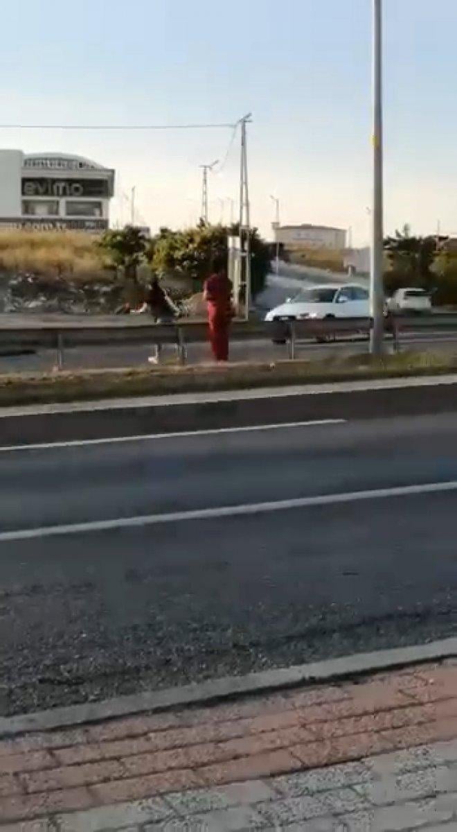 Büyükçekmece’de üst geçidi kullanmayan hemşireye araba çarptı