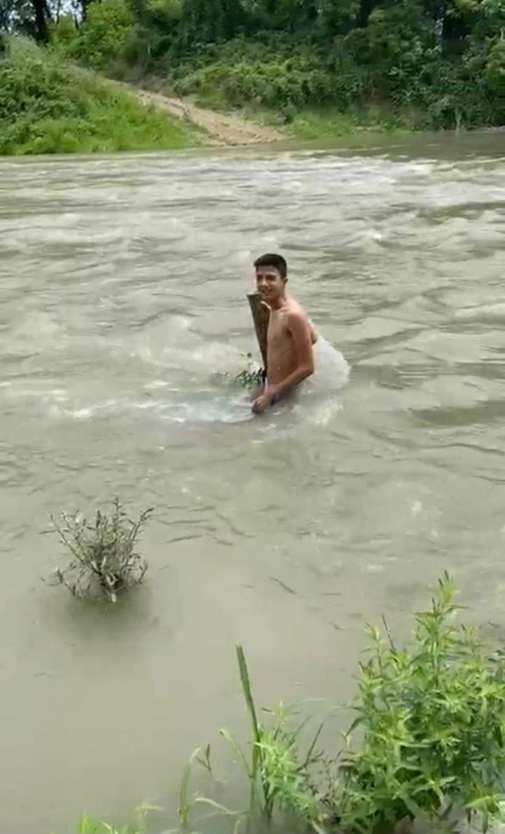 Sakarya'da arkadaşlarından helallik isteyerek girdiği nehirde kayboldu