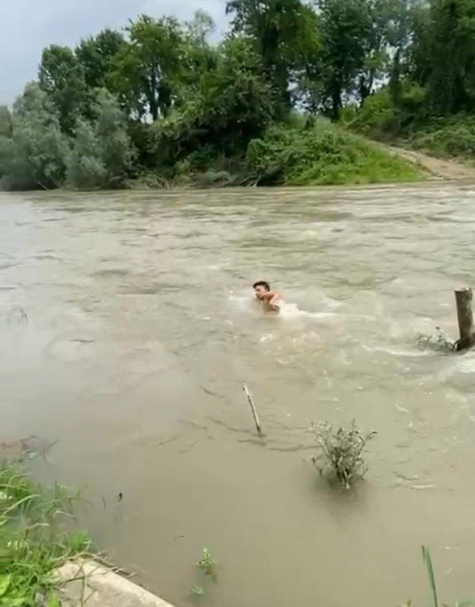 Sakarya'da arkadaşlarından helallik isteyerek girdiği nehirde kayboldu