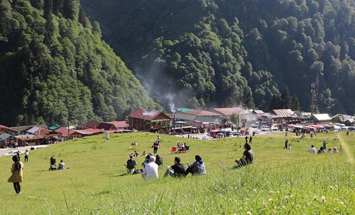 Ayder Yaylası ziyaretçilerin akınına uğruyor