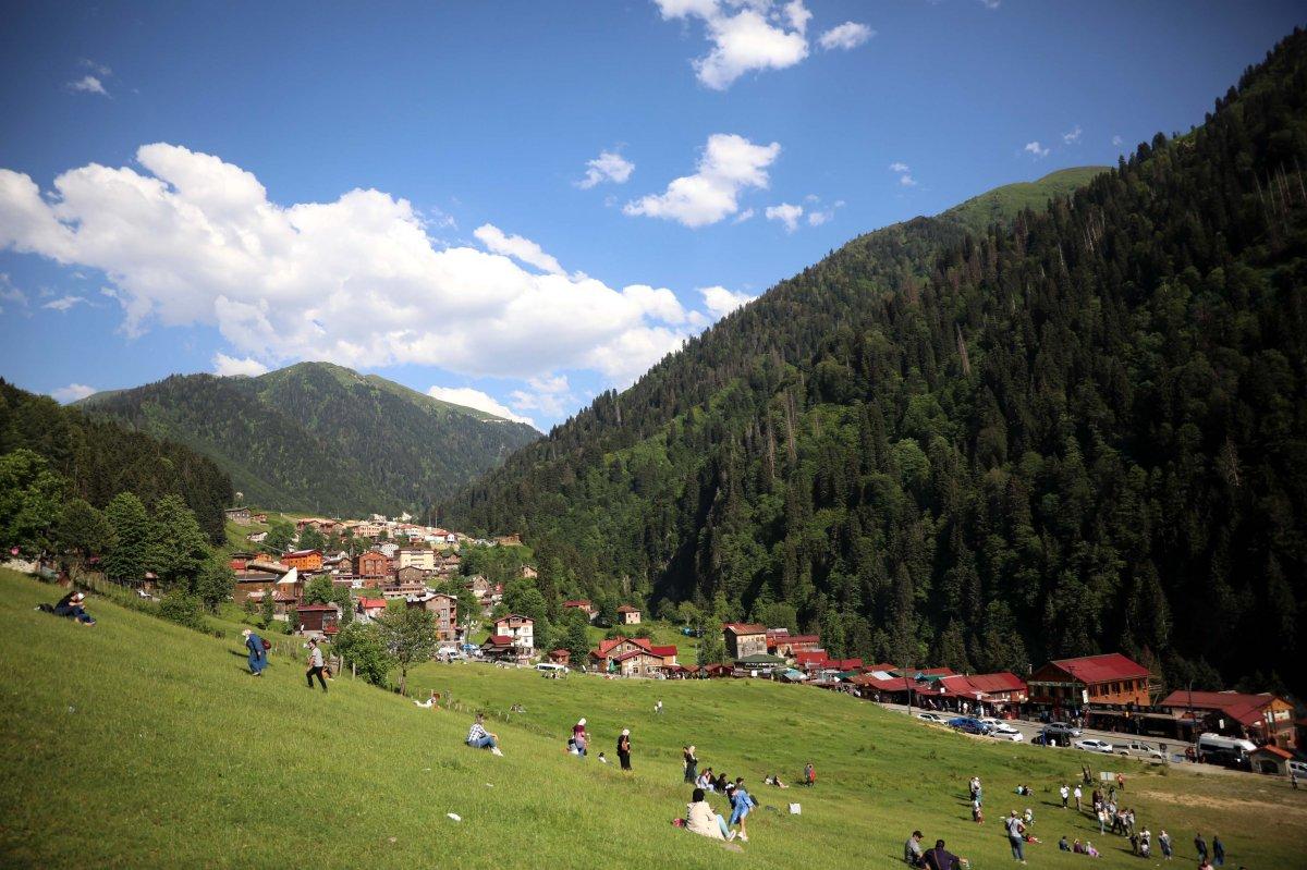 Ayder Yaylası ziyaretçilerin akınına uğruyor