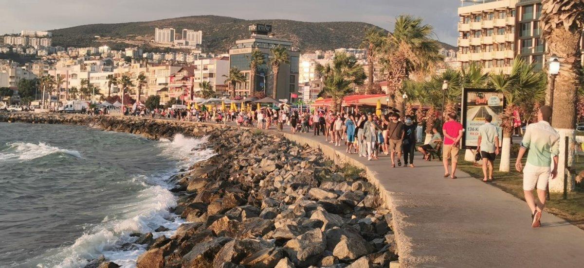 Kuşadası’nda hafta sonu yoğunluğu, yollarda uzun kuyruklar oluştu