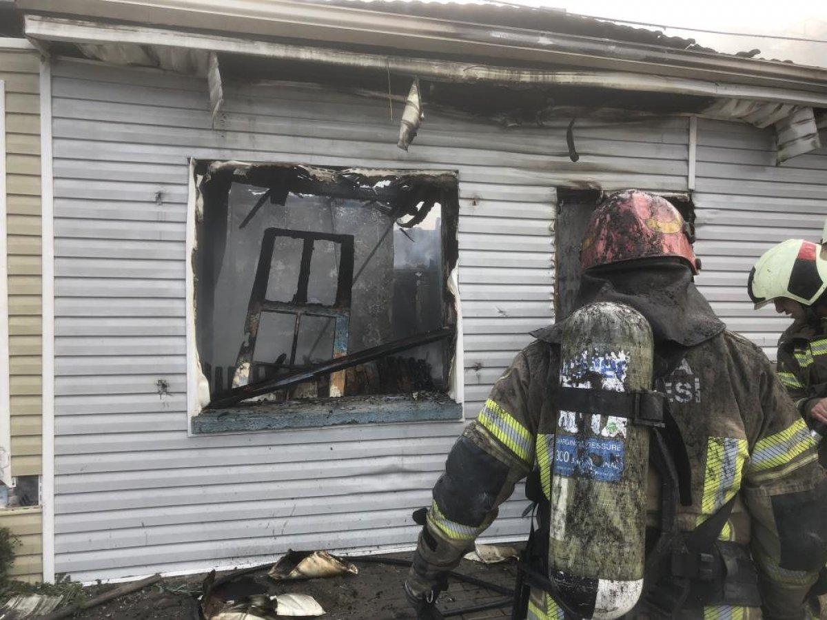 Bursa'da 3 ev yanarak kullanılamaz hale geldi