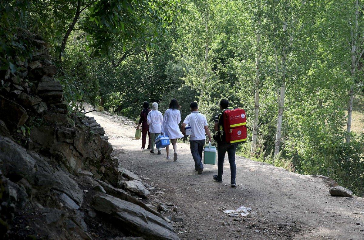 Bitlis'te mobil aşı ekibi köy köy gezerek vatandaşları aşılıyor