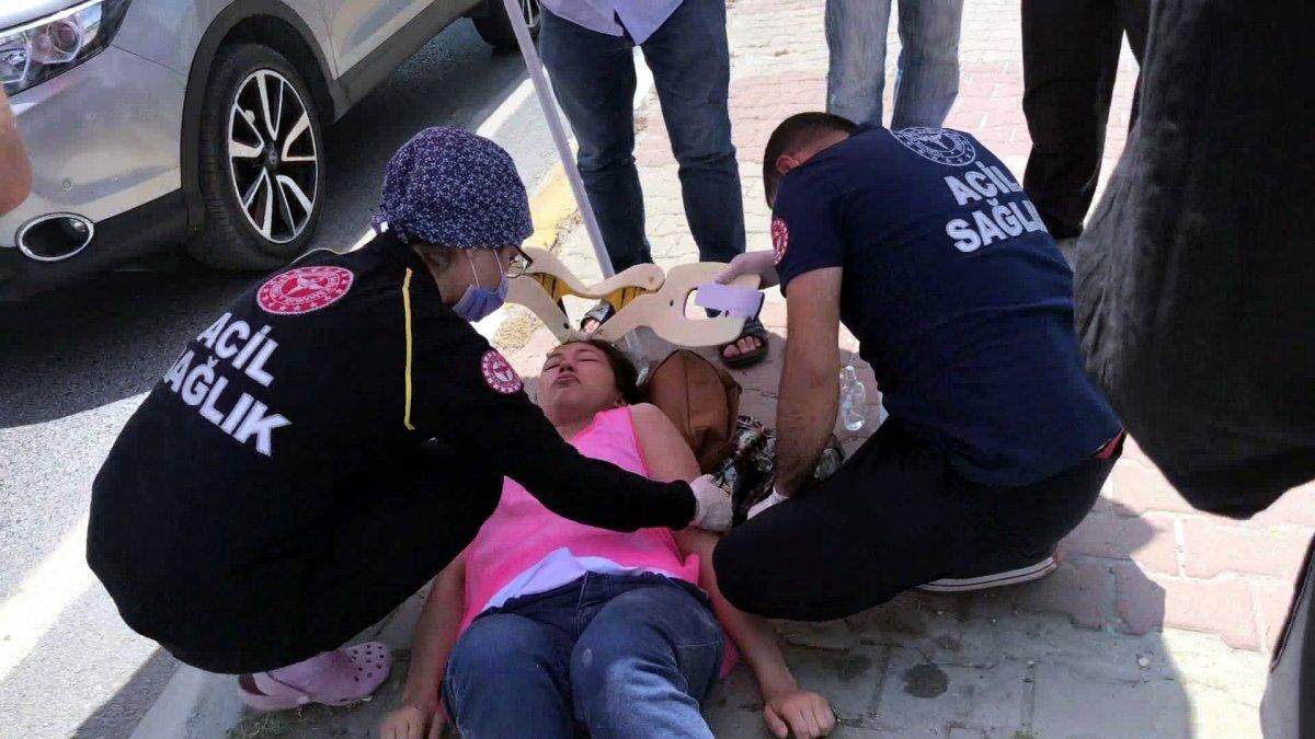 Avcılar’da kadına araba çarptı, seyyar satıcı şemsiye ile gölge yaptı