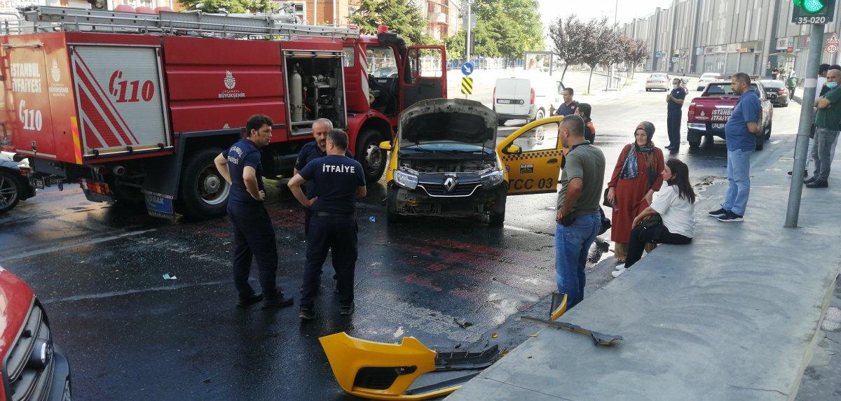 Başakşehir’de yangına giden itfaiye aracı kaza yaptı