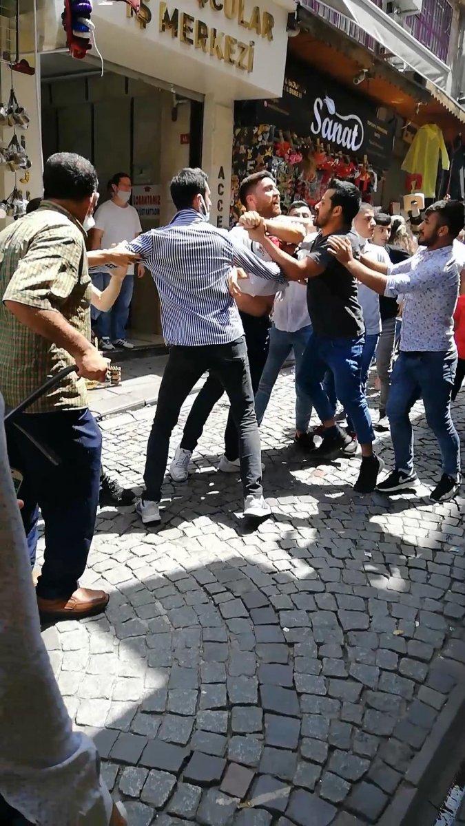 Eminönü’nde esnaflar arasında yumruk yumruğa kavga