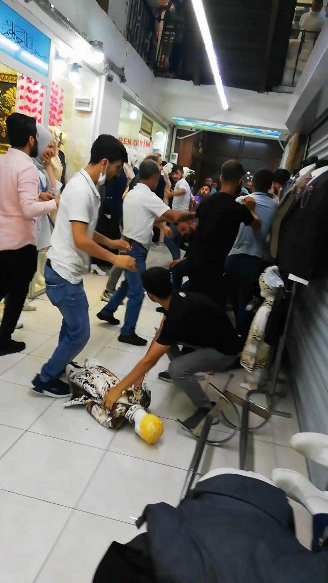 Eminönü’nde esnaflar arasında yumruk yumruğa kavga