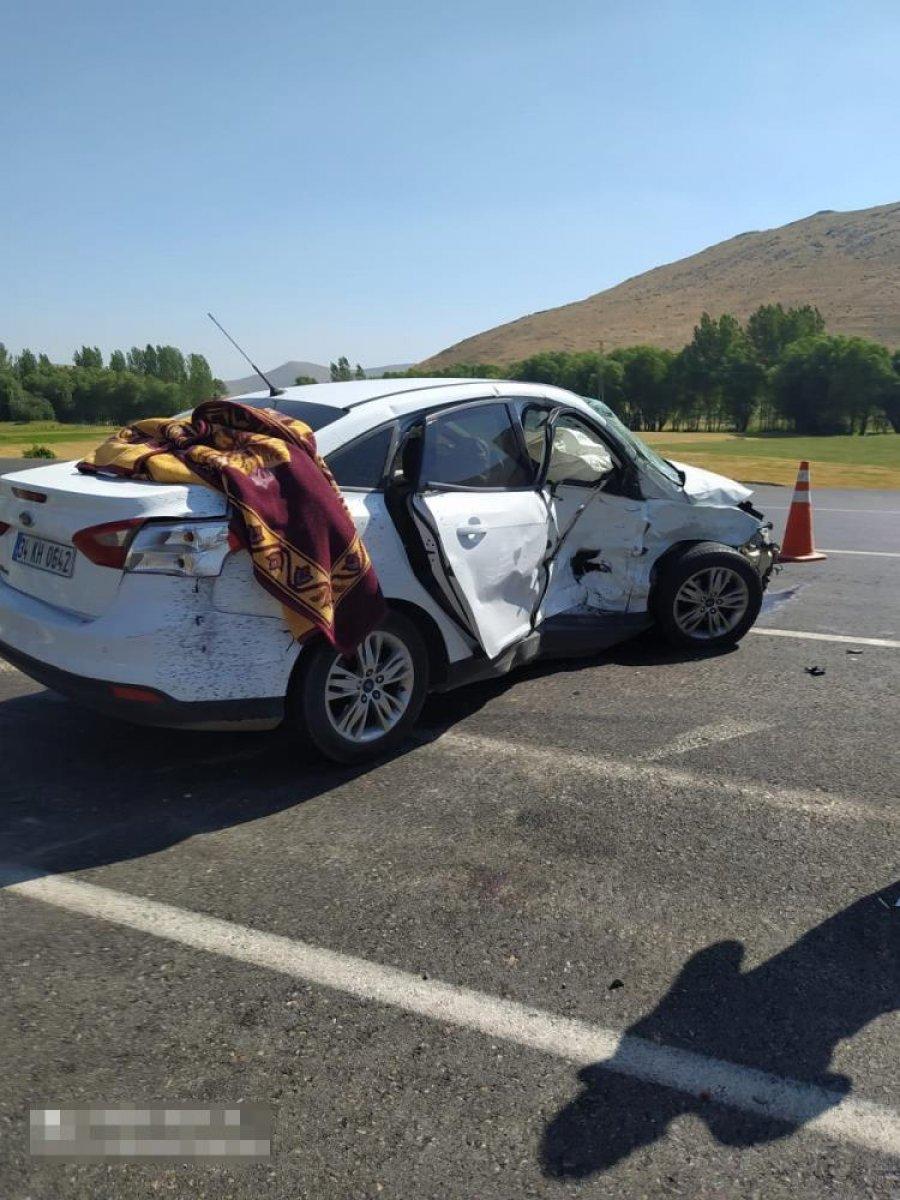 Bitlis'te iki araç çarpıştı: 4 yaralı