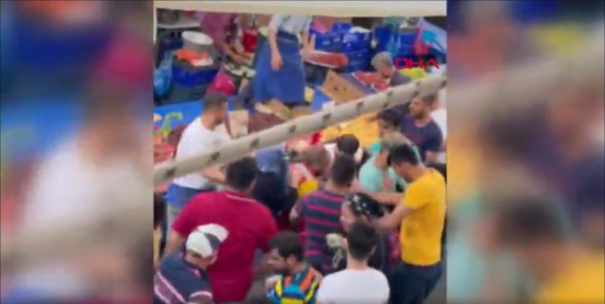 Beyoğlu’nda kurulan semt pazarında kadınların kavgası kamerada