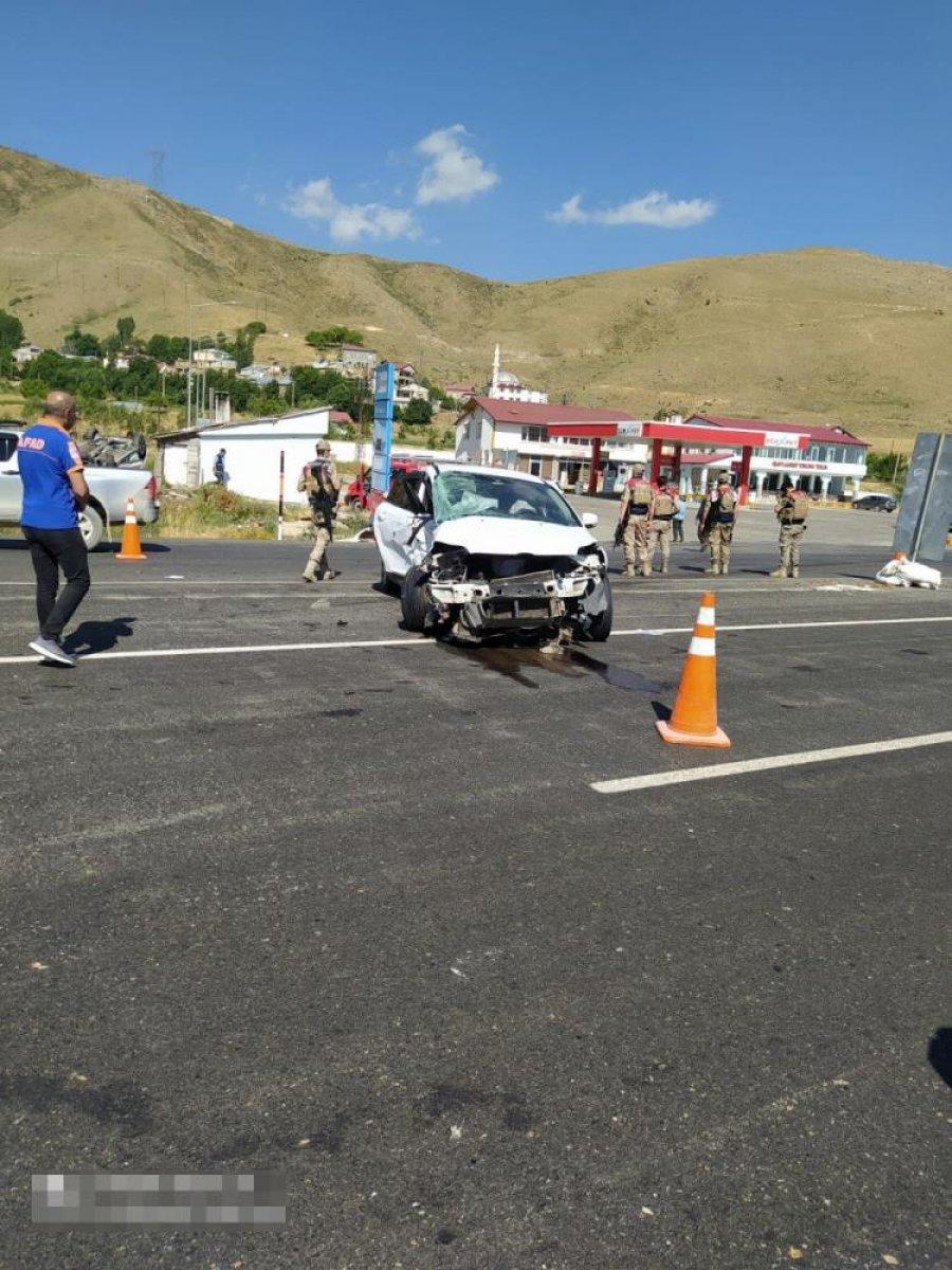 Bitlis'te iki araç çarpıştı: 4 yaralı