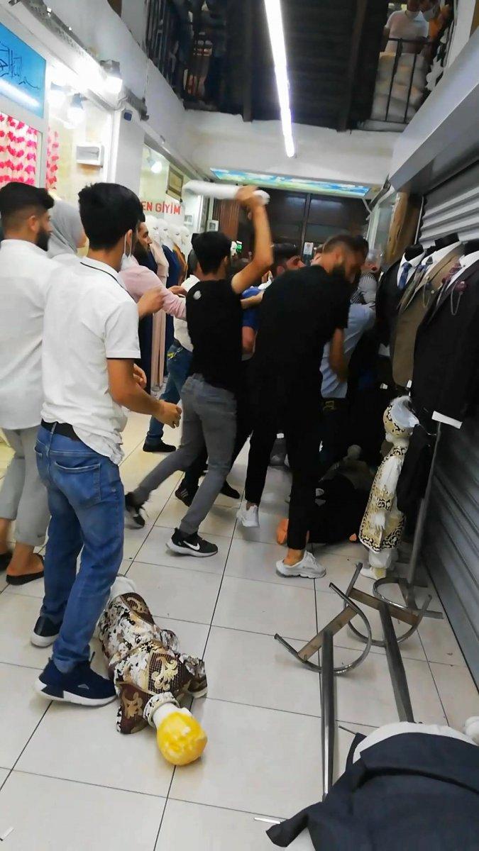 Eminönü’nde esnaflar arasında yumruk yumruğa kavga