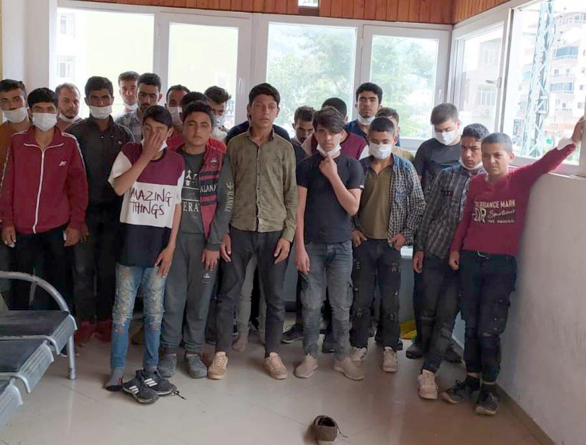 Hatay'da 28 kaçak göçmen yakalandı