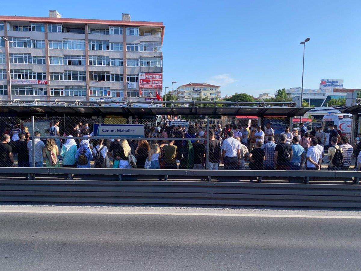 Küçükçekmece'de metrobüs kazası