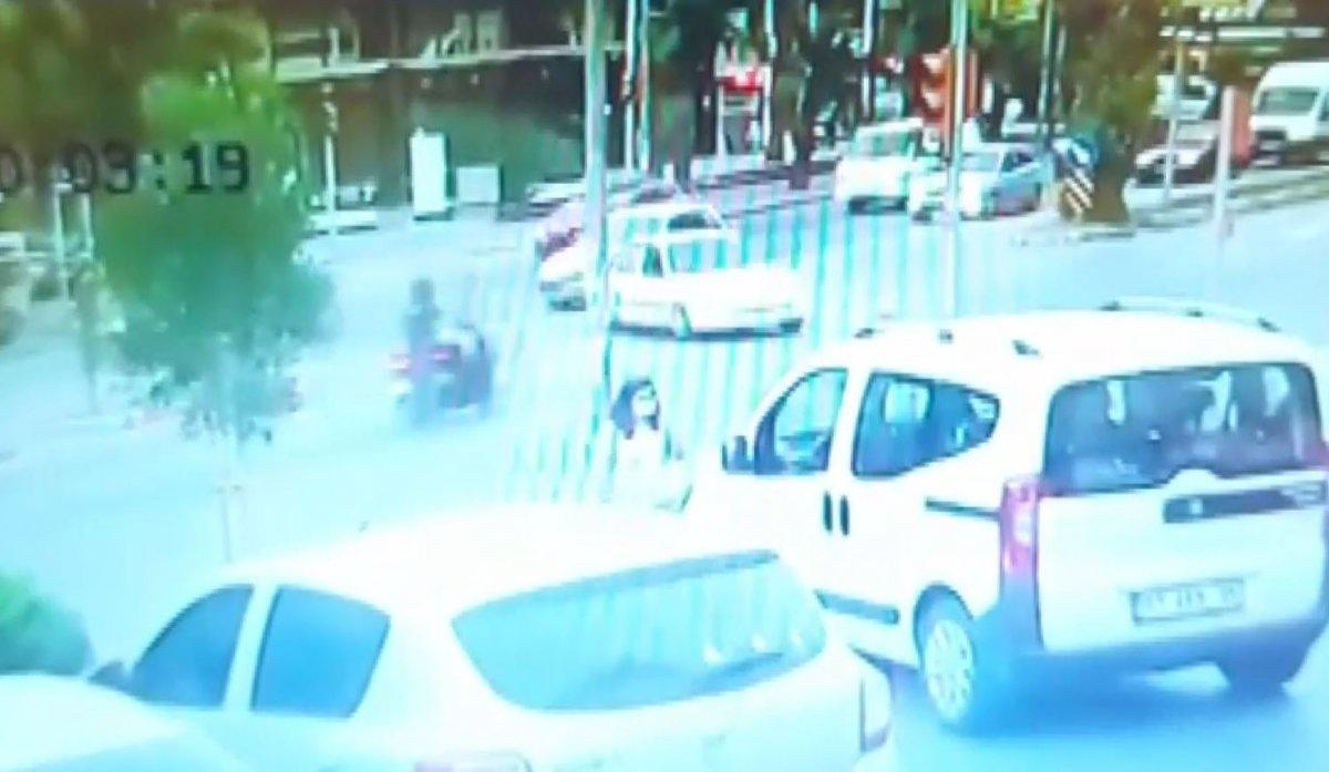 Antalya’da motosiklet sürücüsünün yaşamını yitirdiği kaza anları kamerada