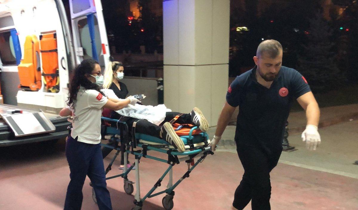 Kocaeli'de kendisini bıçaklayan şahıslardan kurtulmak için tren hattına girdi