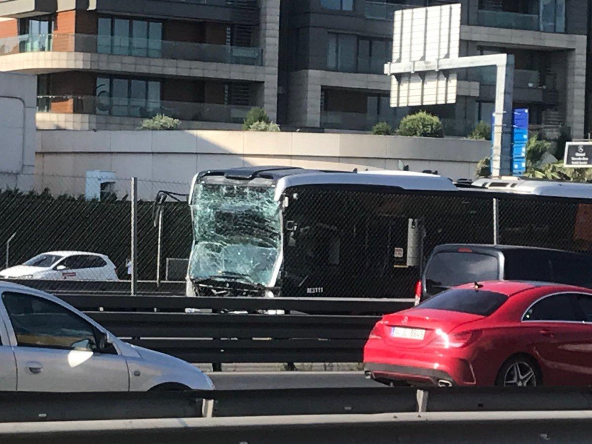 Küçükçekmece'de metrobüs kazası