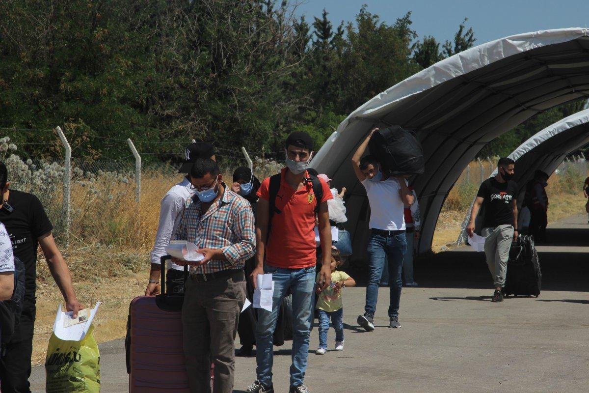 Suriyeliler bayram için Kilis'ten ülkelerine dönüyor