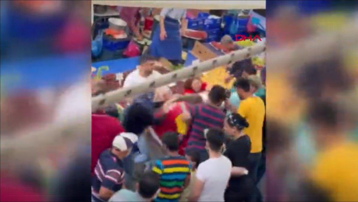 Beyoğlu’nda kurulan semt pazarında kadınların kavgası kamerada
