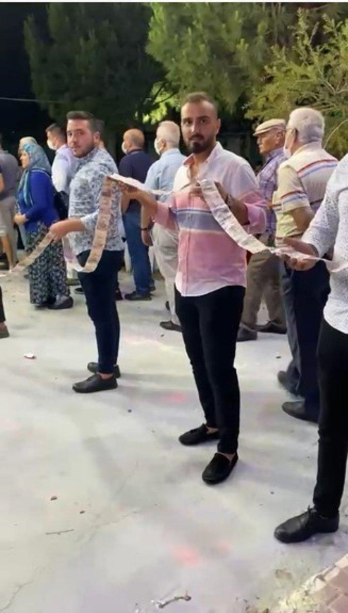 Antalya’da cebinden 5 liradan fazla çıkmayan damada, düğününde 5 lira sürprizi
