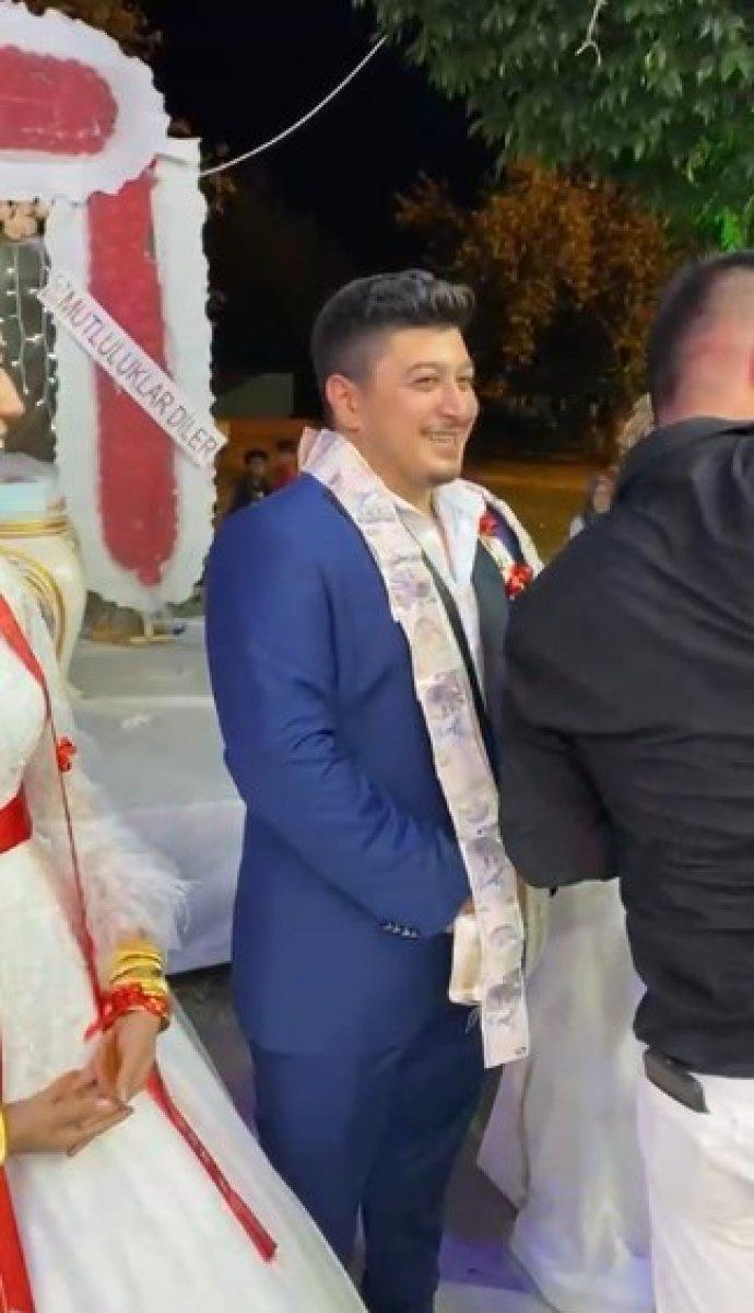 Antalya’da cebinden 5 liradan fazla çıkmayan damada, düğününde 5 lira sürprizi