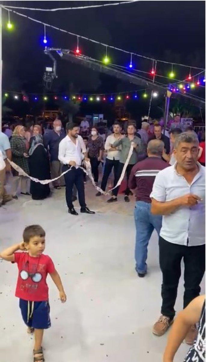 Antalya’da cebinden 5 liradan fazla çıkmayan damada, düğününde 5 lira sürprizi