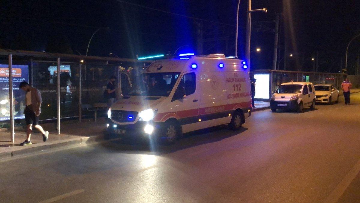 Kocaeli'de kendisini bıçaklayan şahıslardan kurtulmak için tren hattına girdi