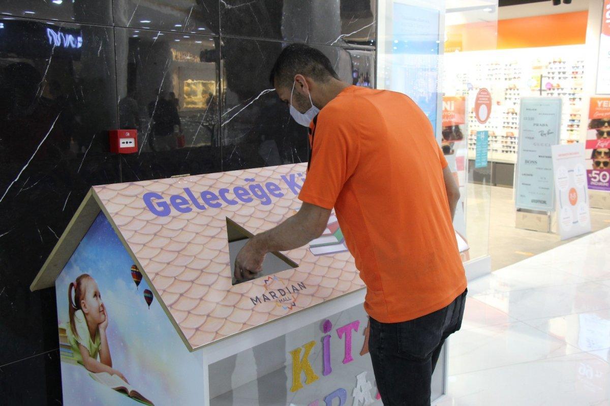 Kitap bağış kumbarasına yoğun ilgi