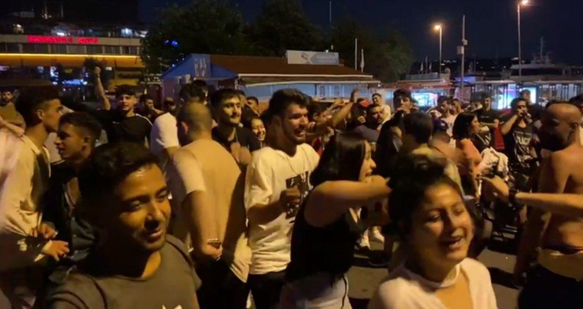 Beşiktaş’ta gençler, koronavirüs yokmuşçasına dans etti