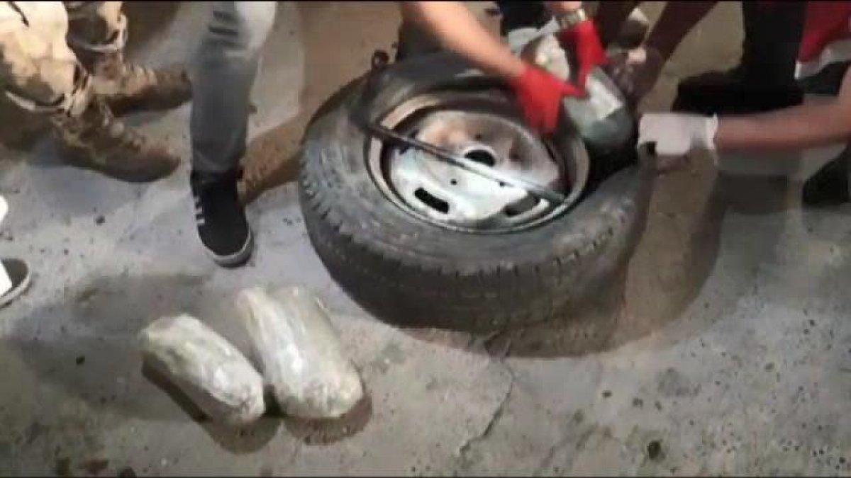 Şanlıurfa’da minibüsten 14 kilo 670 gram esrar çıktı