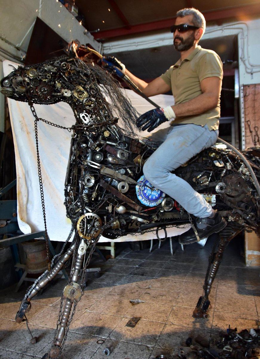 Muğla’da 3 bin hurda parçasını birleştirerek at yaptı