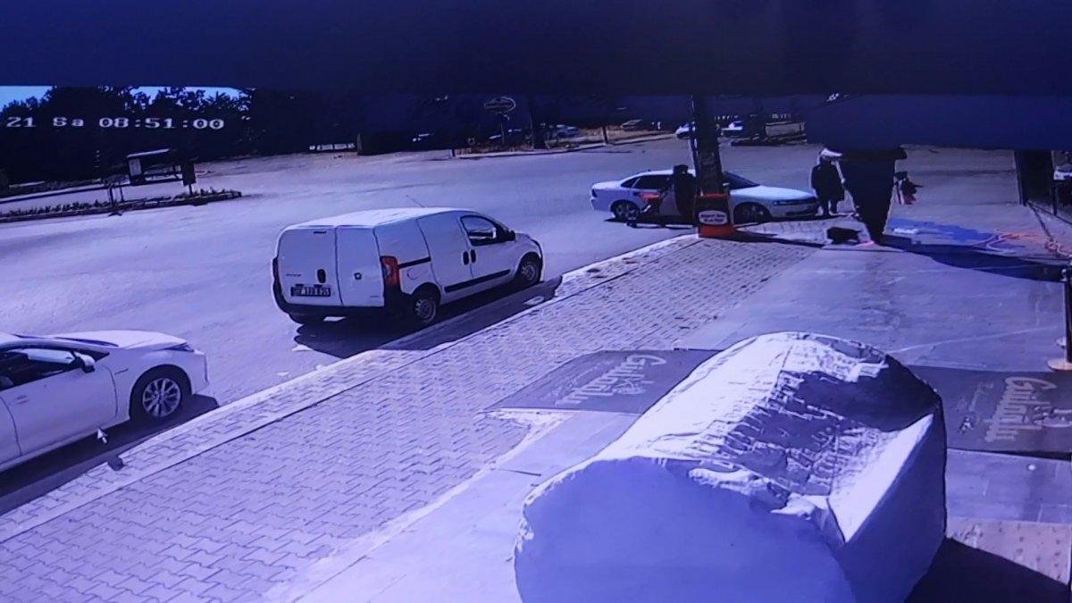 Adıyaman’da otomobil yayaların arasına daldı