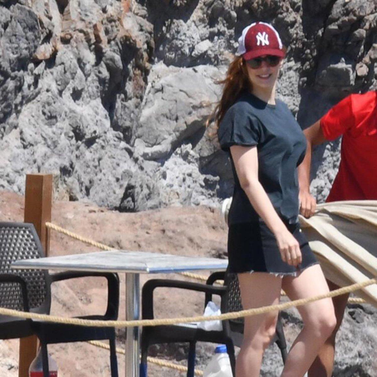 Mine Tugay, denize girmek yerine poz verdi