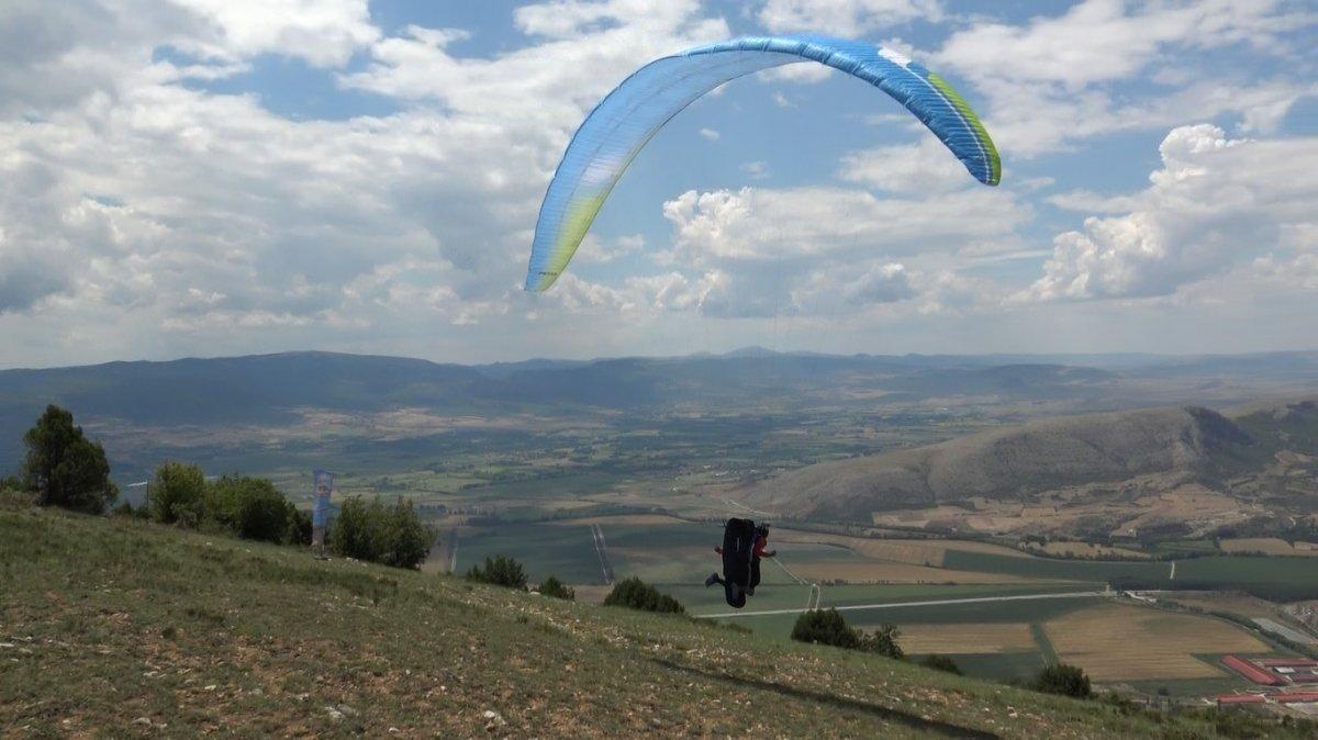 Tokat'ta paraşüt kazası: Kolunu kırdı