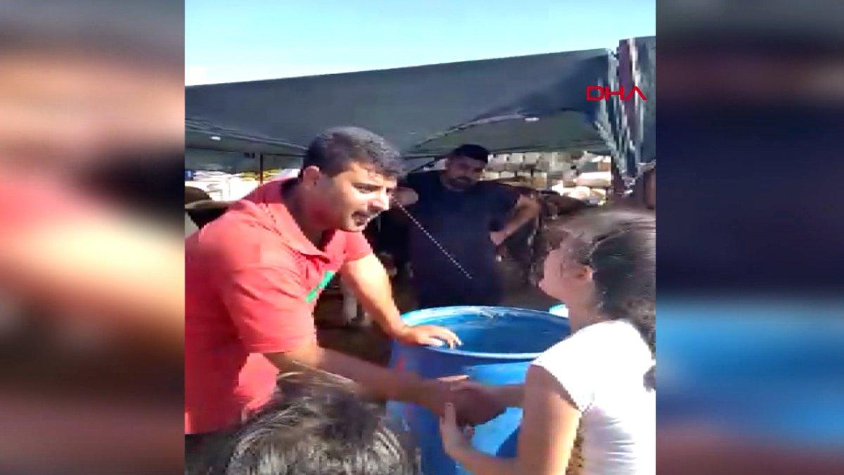 İzmir’de babasıyla kurban pazarına gelen çocuğun pazarlık anları