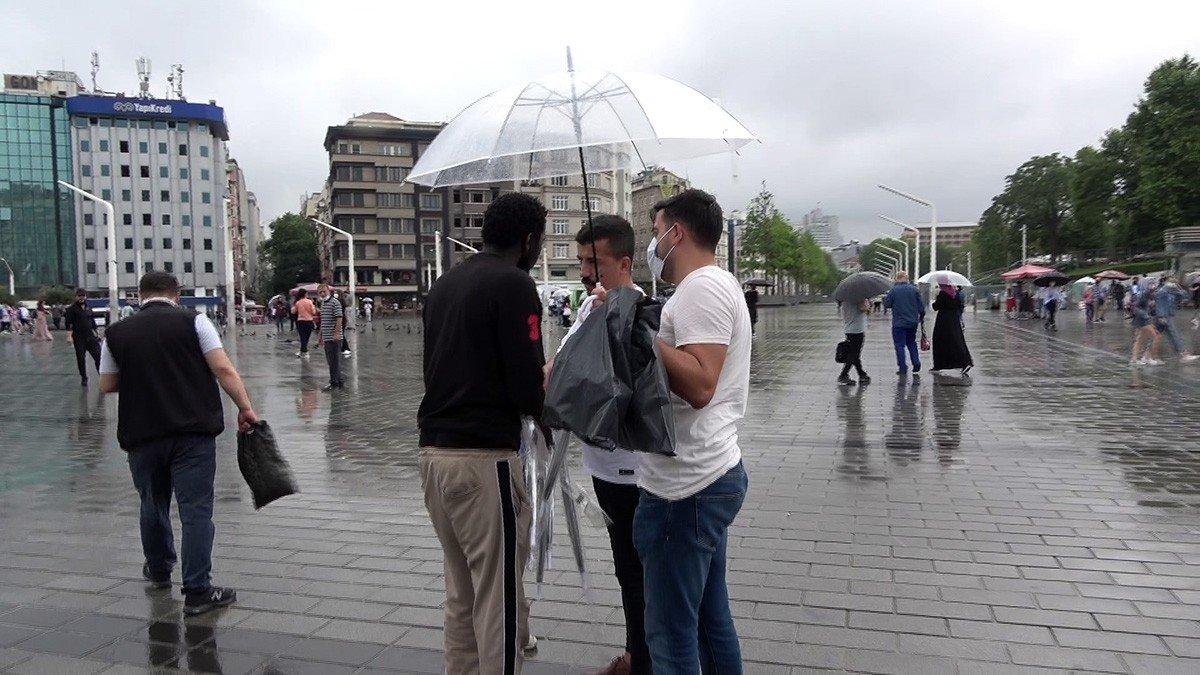 İstanbul'da yabancı uyruklu seyyar satıcı ve zabıta arasında gerginlik